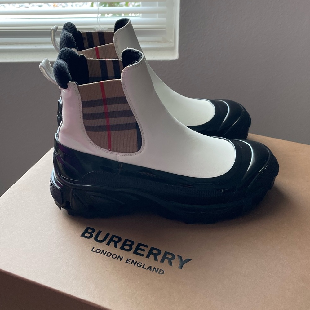 BURBERRY HIKING BOOT SIZE 5 US / 35 EU WHITE/ARCHIVE BEIGE WOMENS